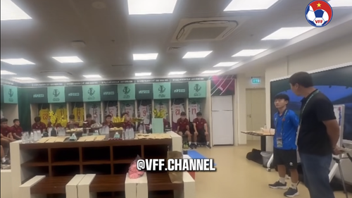 Khoảnh khắc không có trên tivi: HLV Kim Sang Sik dõng dạc đọc đội hình và dặn dò U23 Việt Nam trước trận