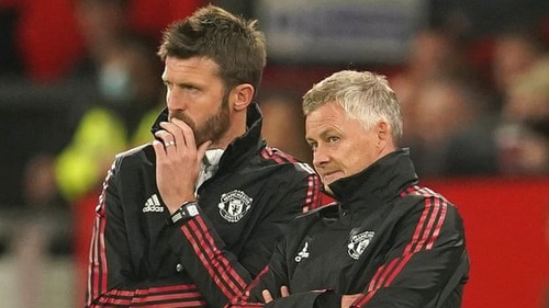 Carrick chiếm ưu thế trước Solskjaer trong cuộc đua làm HLV tạm quyền MU