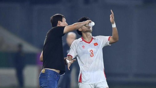 Hài hước hình ảnh HLV Kim Sang Sik 'tiếp nước' cho Lý Đức giữa trận cầu kịch tính của U23 Việt Nam