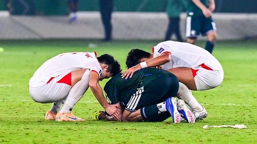 Lay động khoảnh khắc dàn cầu thủ U23 Việt Nam an ủi đội trưởng U23 Saudi Arabia 