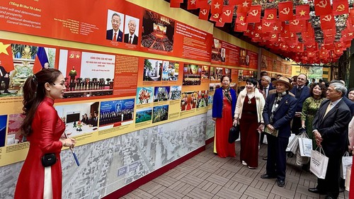 Tiếp nhận 30 ảnh tư liệu quý về Chủ tịch Hồ Chí Minh từ Đại sứ quán Liên bang Nga