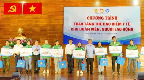 Thành phố Hồ Chí Minh tặng thẻ bảo hiểm y tế cho người lao động khó khăn