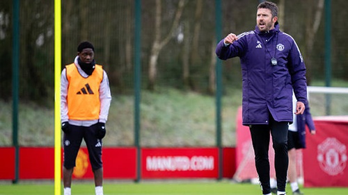 GÓC CHIẾN THUẬT: Carrick có thể làm gì để giúp MU đánh bại Man City ở derby Manchester?