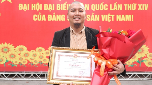 Hoạ sĩ Lê Hữu Hiếu nhận Bằng khen của Chủ tịch UBND TP. HCM