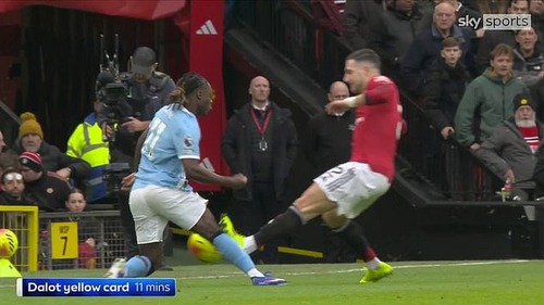 Cựu trọng tài Ngoại hạng Anh khẳng định sao MU đáng lẽ phải bị đuổi ở derby Manchester