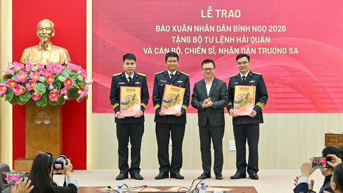 Mang báo Tết ra Trường Sa: Mạch nguồn yêu thương nơi biển đảo