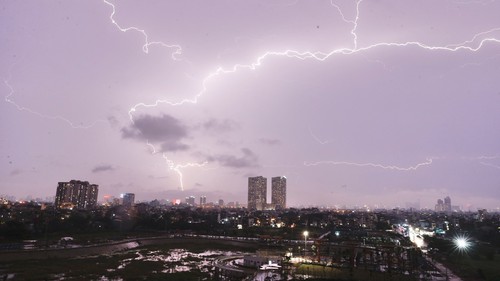 Cảnh báo mưa dông kèm tố lốc sét khu vực nội thành Hà Nội