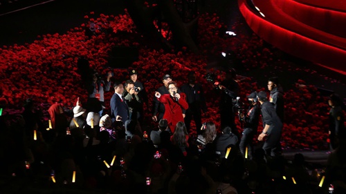 Hà Anh Tuấn và The Rose Concert tặng 1 tỷ đồng cho bệnh nhân ung thư về quê ăn tết