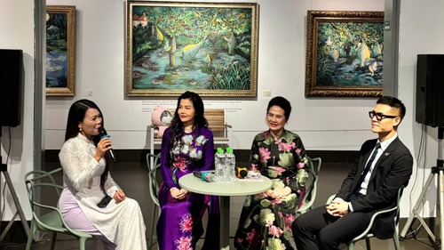 Khi áo dài bước ra thế giới bằng hội họa