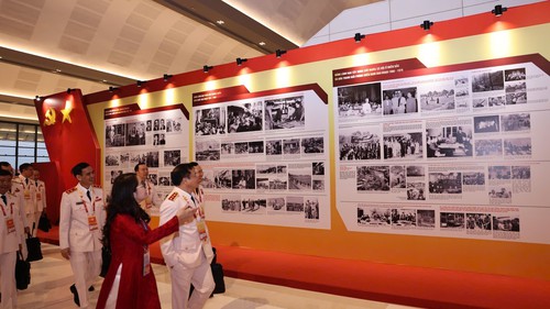 Trưng bày ảnh “Dưới cờ Đảng - Đất nước tiến vào Kỷ nguyên mới” thu hút sự quan tâm của các đại biểu dự Đại hội XIV