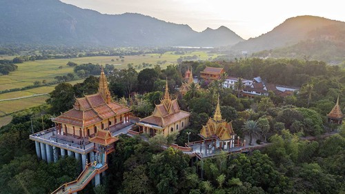 Chùa Tà Pạ - ngôi chùa Khmer trên núi độc đáo ở An Giang