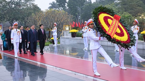 Các đại biểu dự Đại hội đại biểu toàn quốc lần thứ XIV của Đảng viếng Chủ tịch Hồ Chí Minh