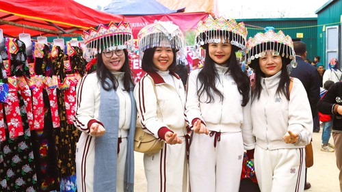 Độc đáo sắc màu văn hóa chợ phiên biên giới Nhôn Mai