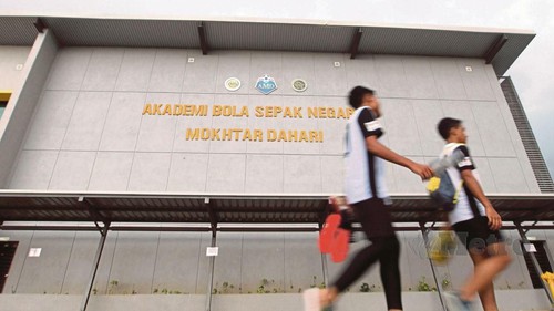 HLV Australia cảnh báo tương lai bóng đá Malaysia sau bê bối nhập tịch và vụ sa thải hàng loạt nhân sự