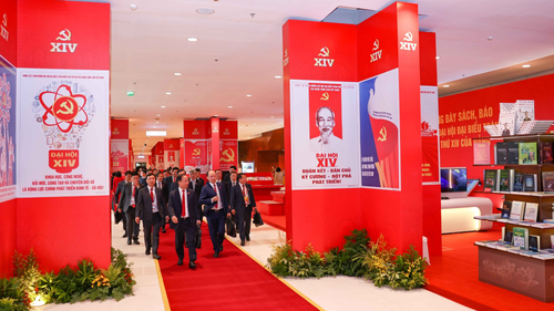 Đại biểu tham quan Trưng bày sách, báo chào mừng Đại hội XIV của Đảng