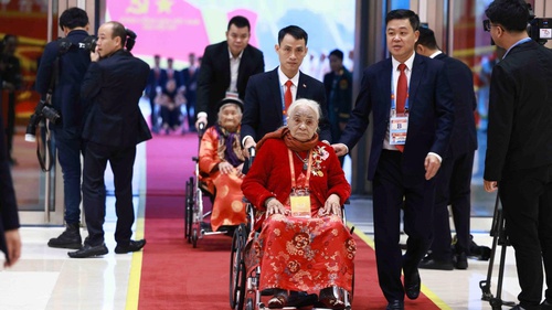 Xúc động hình ảnh các Mẹ Việt Nam Anh hùng dự Đại hội XIV của Đảng