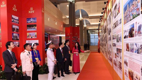 Các đại biểu dự Đại hội XIV tham quan Trưng bày ảnh “Dưới cờ Đảng - Đất nước tiến vào Kỷ nguyên mới”