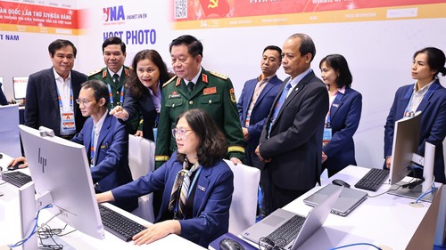 Đại tướng Nguyễn Trọng Nghĩa thăm khu tác nghiệp của TTXVN tại Đại hội XIV của Đảng