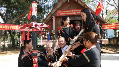 Đại hội XIV của Đảng: Đồng bào Tây Nguyên quây quần theo dõi Phiên khai mạc Đại hội