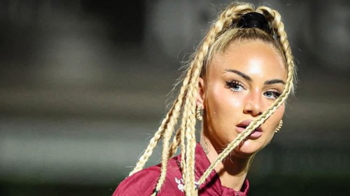 'Nữ cầu thủ quyến rũ nhất thế giới' cân nhắc việc tìm bến đỗ mới