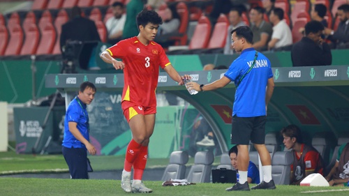 Trung vệ Lý Đức bị treo giò thêm 2 trận