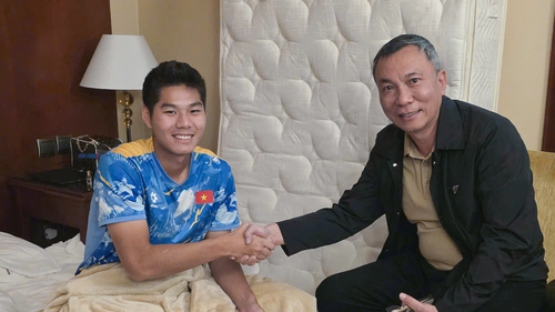 Chủ tịch VFF tới thăm và động viên trung vệ U23 Việt Nam sau chấn thương ở bán kết giải châu Á 