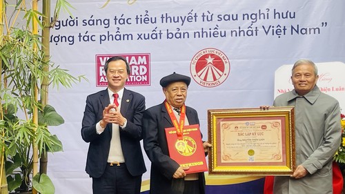 Xác lập Kỷ lục cho người sáng tác nhiều tiểu thuyết được xuất bản nhất sau khi nghỉ hưu