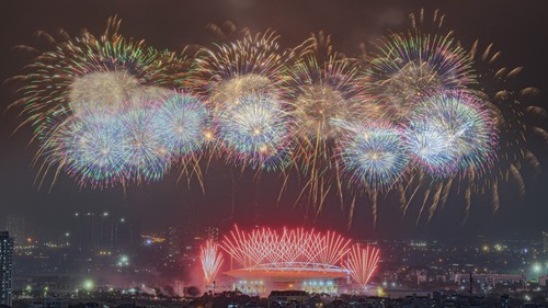 Hà Nội bắn pháo hoa mừng thành công của Đại hội XIV của Đảng