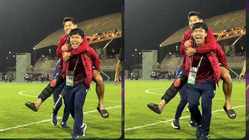 Xúc động khoảnh khắc Lý Đức cõng Hiểu Minh ra ăn mừng với U23 Việt Nam sau chiến thắng trước Hàn Quốc