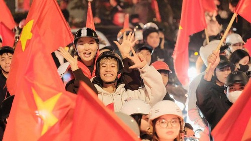 Cảnh CĐV 'đi bão' mừng U23 Việt Nam chiến thắng đồng loạt lên báo nước ngoài