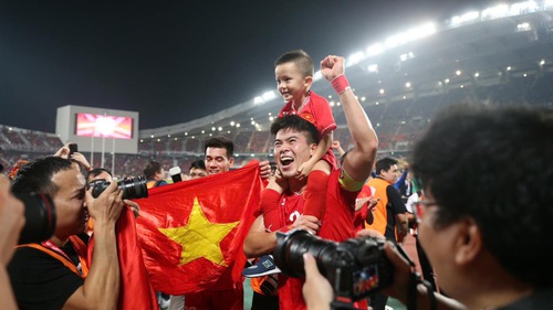 1h sáng, bố con Duy Mạnh xuống đường ăn mừng chiến thắng lịch sử của U23 Việt Nam