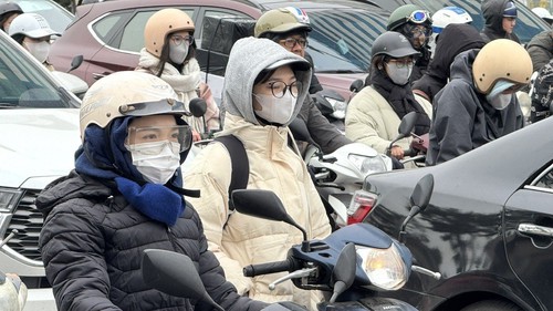 Bác sĩ khuyến cáo giữ ấm vùng đầu, mặt, cổ khi ra ngoài trời lạnh