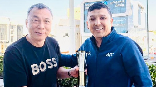 Đình Bắc nhận danh hiệu Vua phá lưới theo cách rất đặc biệt khi Chủ tịch VFF đóng vai 'người vận chuyển'