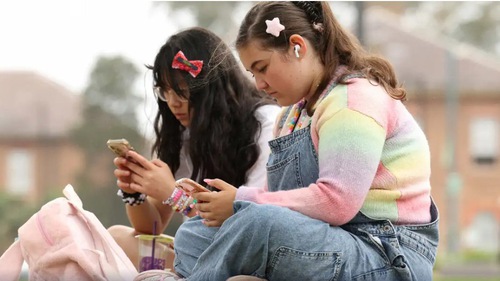 Tổng thống Pháp thúc đẩy lệnh cấm trẻ em dưới 15 tuổi dùng mạng xã hội