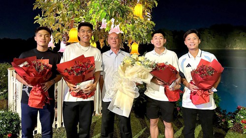 Xúc động khoảnh khắc dàn sao U23 Việt Nam tri ân thầy cũ ngay sau hành trình ấn tượng ở giải Châu Á