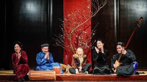 Nghệ nhân 100 tuổi biểu diễn ca trù ở phố cổ Hà Nội