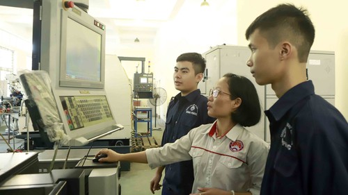 Đưa Nghị quyết thành hành động: Nguồn nhân lực là trung tâm của xây dựng, phát triển đất nước