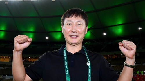 HLV Kim Sang Sik hé lộ về chiếc tivi ở nhà sau trận thua U23 Trung Quốc