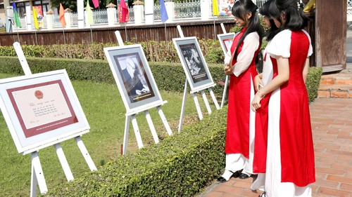 Triển lãm ảnh "Xuân về dưới mái trường Dục Thanh" thu hút người xem