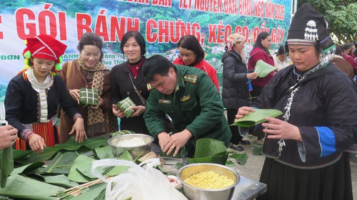 “Xuân biên phòng ấm lòng dân bản”: Mang Tết sớm đến vùng biên Lào Cai