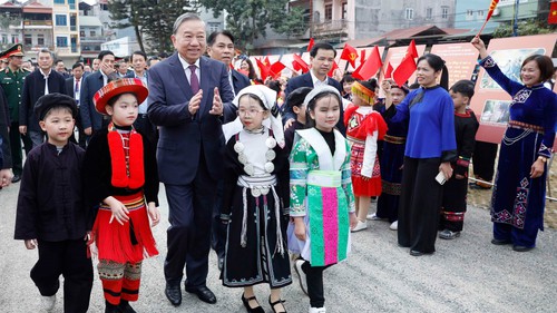 Tổng Bí thư Tô Lâm gặp mặt, nói chuyện với nhân dân các dân tộc tỉnh Cao Bằng