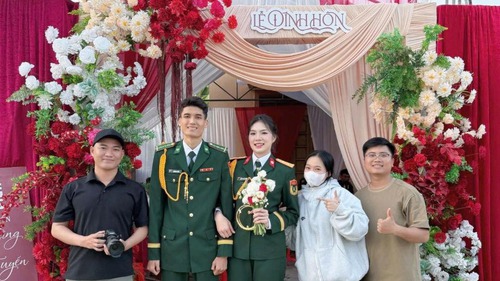 Hai ngôi sao bóng chuyền Việt Nam diện quân phục bên 'người thương' trong ngày trọng đại nhất của cuộc đời