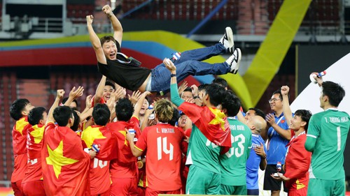 Chuyên gia nước ngoài xuất sắc nhất năm 2025: HLV Kim Sang Sik đặc biệt cỡ nào?