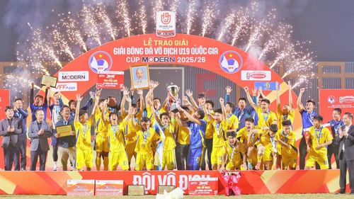 Xúc động khoảnh khắc U19 Sông Lam Nghệ An trở về nhà với chức vô địch sau 20 năm chờ đợi