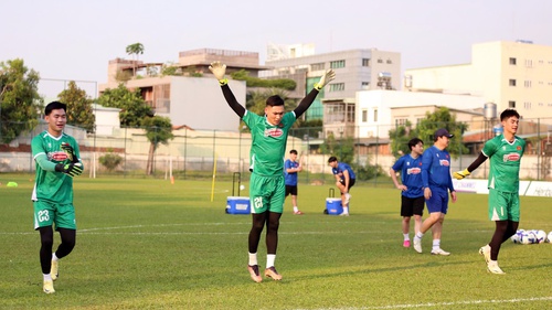 Lê Giang, Trung Kiên khiến khung thành đội tuyển Việt Nam trở nên chật chội