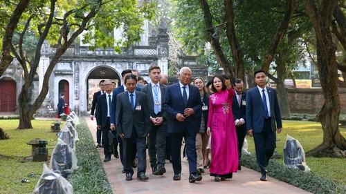 Chủ tịch Hội đồng châu Âu tham quan Văn Miếu - Quốc Tử Giám