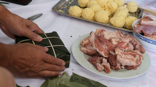 Gói bánh chưng nơi xa vạn dặm, giữ gìn hương Tết Việt trên đất Nam Phi