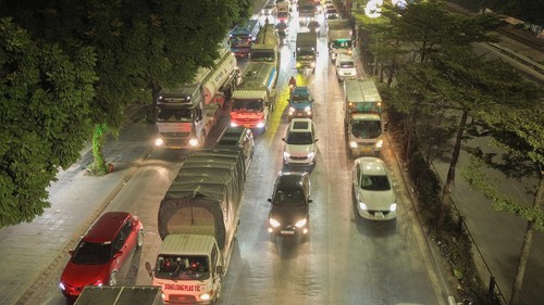 Giao thông Hà Nội dần đông đúc trước ngày cuối kỳ nghỉ Tết Dương lịch