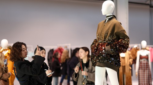 Các thương hiệu xa xỉ toàn cầu “chìm” trong cơn lốc giảm giá