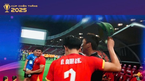 Khoảnh khắc 'Đình Bắc đội mũ cối cho HLV Kim Sang Sik' được vinh danh tại Cup Chiến thắng